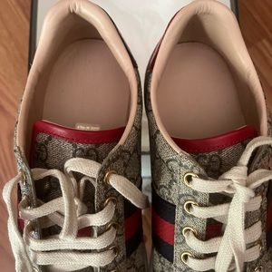 They are in perfect condition, it only has a small stain on the tape.